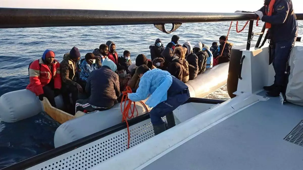 Ölüme terk edilen 36 kaçak göçmen kurtarıldı
