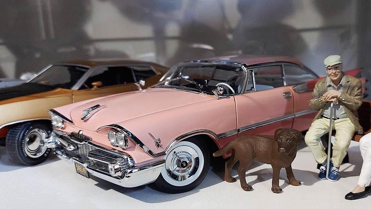 Koleksiyonuna 5 yıl önce klasik otomobille başlayan Ergün, Türkiye'nin dört bir yanından maket araçlar aldı. Evinin bir odasına, topladığı maket otomobiller için özel vitrin yaptıran Ergün, ayda en az 1 model belirleyerek, sipariş verdiğini söyledi.