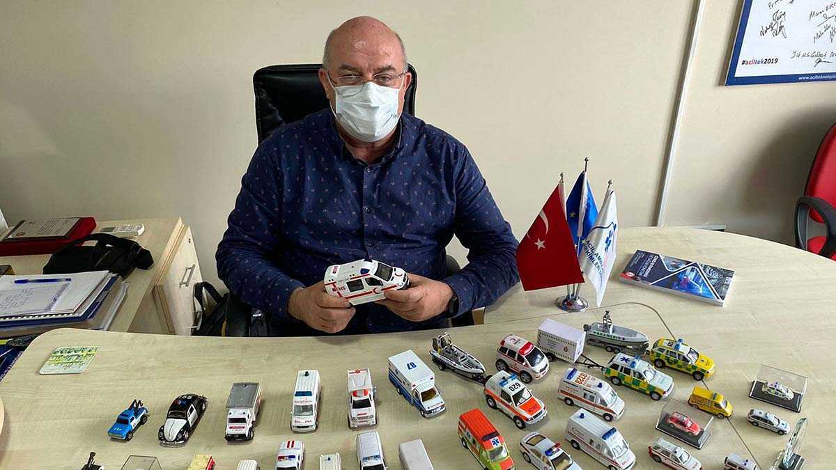 300 parçalık model ambulans koleksiyonu oluşturdu
