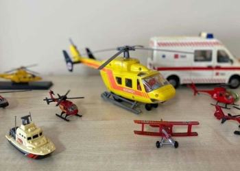 300 parçalık model ambulans koleksiyonu oluşturdu