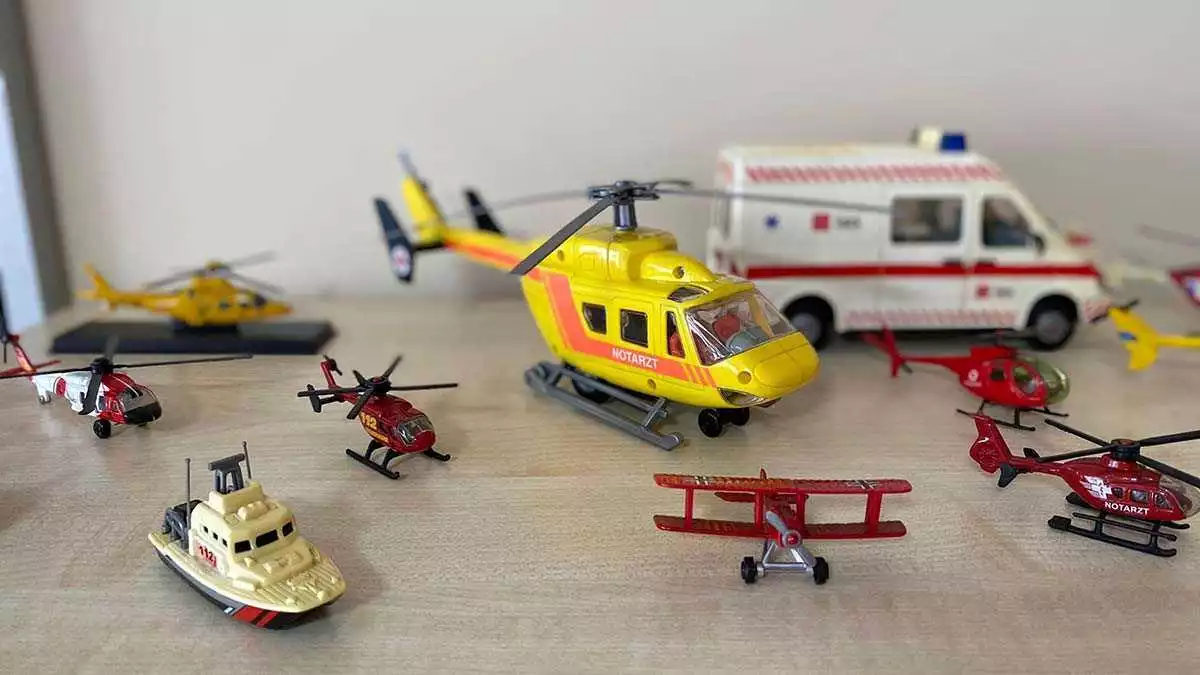 300 parçalık model ambulans koleksiyonu oluşturdu