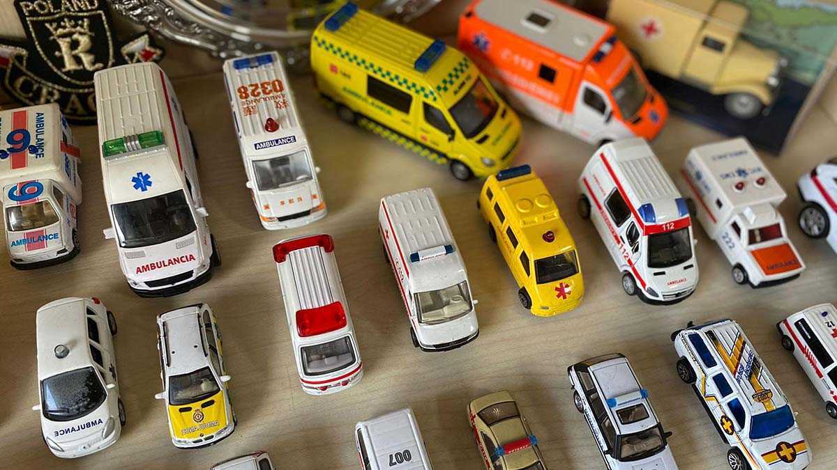 Türkiye'deki 112 Ambulans Sistemi'nin kurucu ekibinde görev yapan Dr. Turhan Sofuoğlu, 300 parçalık model ambulans koleksiyonu oluşturdu.