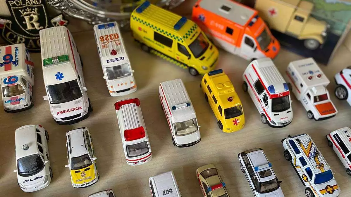 Türkiye'deki 112 ambulans sistemi'nin kurucu ekibinde görev yapan dr. Turhan sofuoğlu, 300 parçalık model ambulans koleksiyonu oluşturdu.