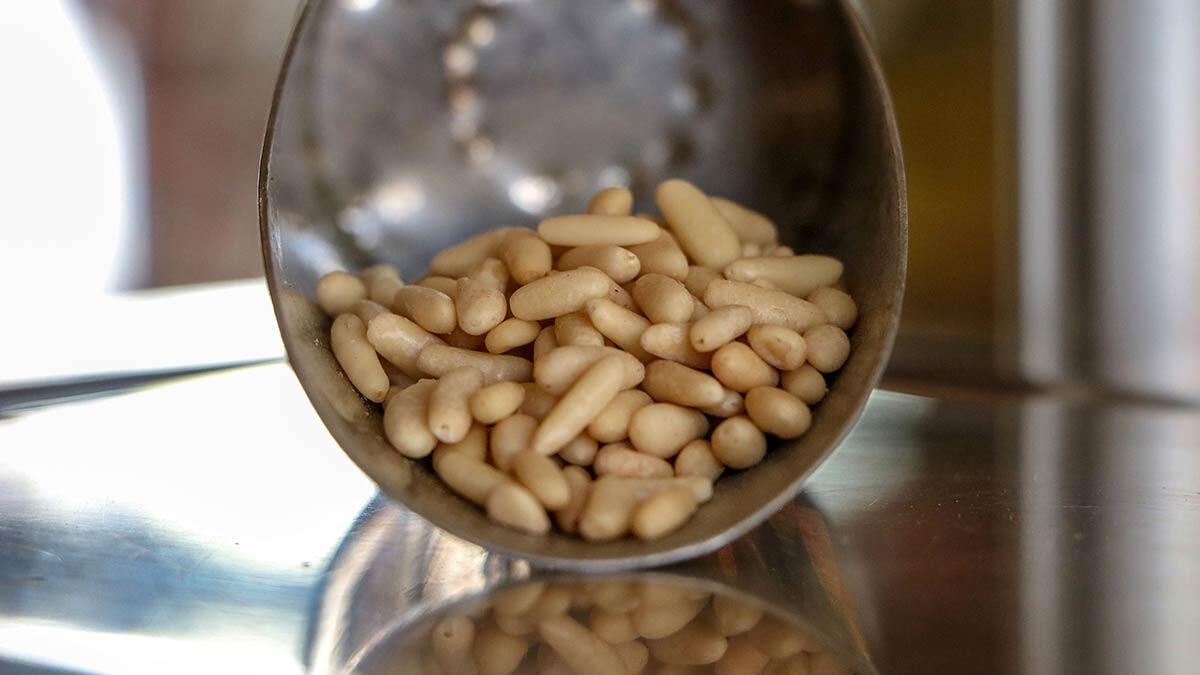 Aktarlar ve marketlerde kilosu 800 lirayı bulan çam fıstığı içerisine yer fıstığını karıştırarak 'dolmalık fıstık' adı altında çok uygun fiyata satılıyor.