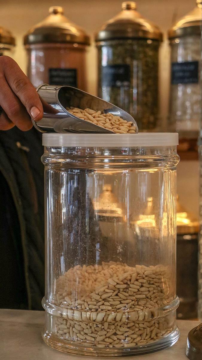 Aktarlar ve marketlerde kilosu 800 lirayı bulan çam fıstığı içerisine yer fıstığını karıştırarak 'dolmalık fıstık' adı altında çok uygun fiyata satılıyor. 