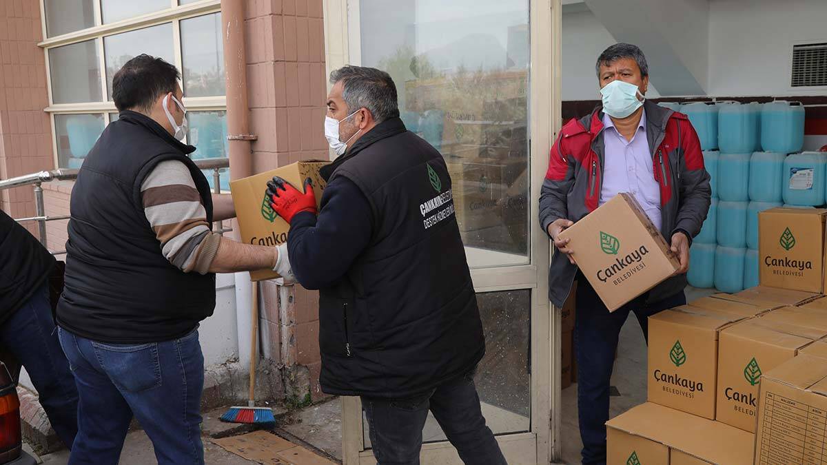Pandeminin de etkisiyle zor durumda kalan vatandaşlara yardım elini uzatan Çankaya'dan esnafla Ramazan dayanışması.