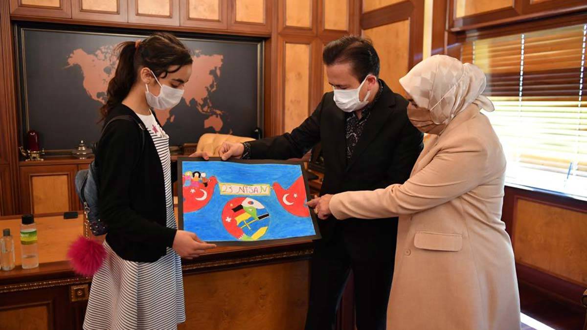 Tuzla Belediyesi Gönül Elleri Çarşısı tarafından takip edilen ve ihtiyaçları karşılanan 101 çocuğun katılımıyla 23 Nisan özel resim yarışması düzenlendi.