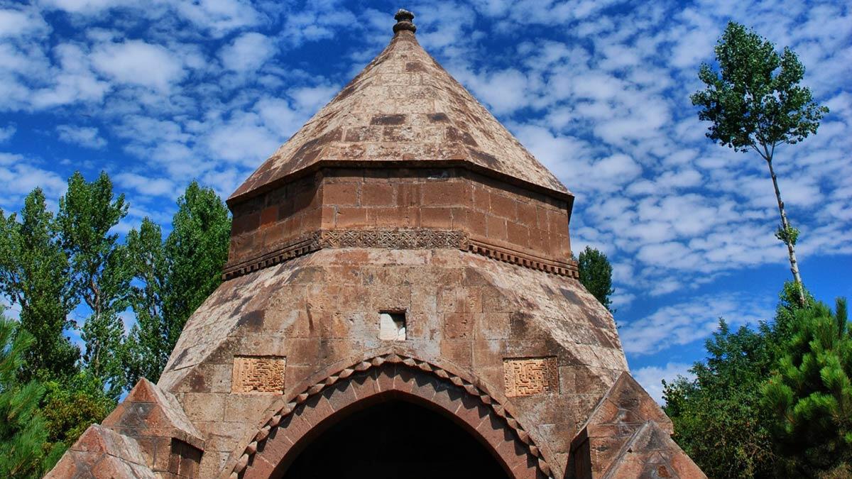 Kültür ve Turizm Bakanlığınca, 'Geleneksel Ahlat Taş İşçiliği', 'Sedef Kakma Sanatı' ile 'İpek Böcekçiliği' 3 geleneksel miras UNESCO adayı