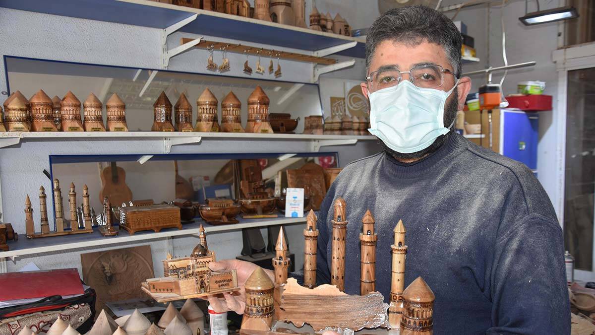 Bitlis'in Ahlat ilçesinde, 30 yıllık ahşap oyma ustası Muzaffer Pirhasanoğlu (53), mesleğini geliştirerek, bölgede bulunan ceviz ağaçlarından tarihi eser maketi yapmaya başladı.