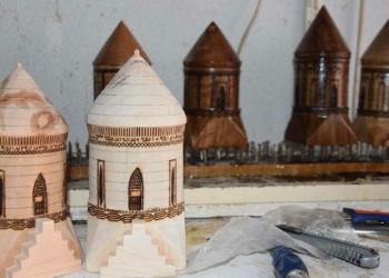 Ceviz ağaçlarından tarihi eser maketi yapıyor