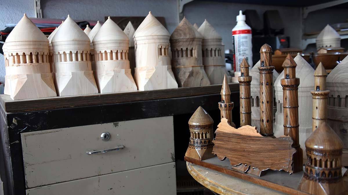 Ahlat ilçesinde yaşayan Muzaffer Pirhasanoğlu, evinde hobi olarak başladığı ahşap oymacılığını kısa sürede geliştirdi.