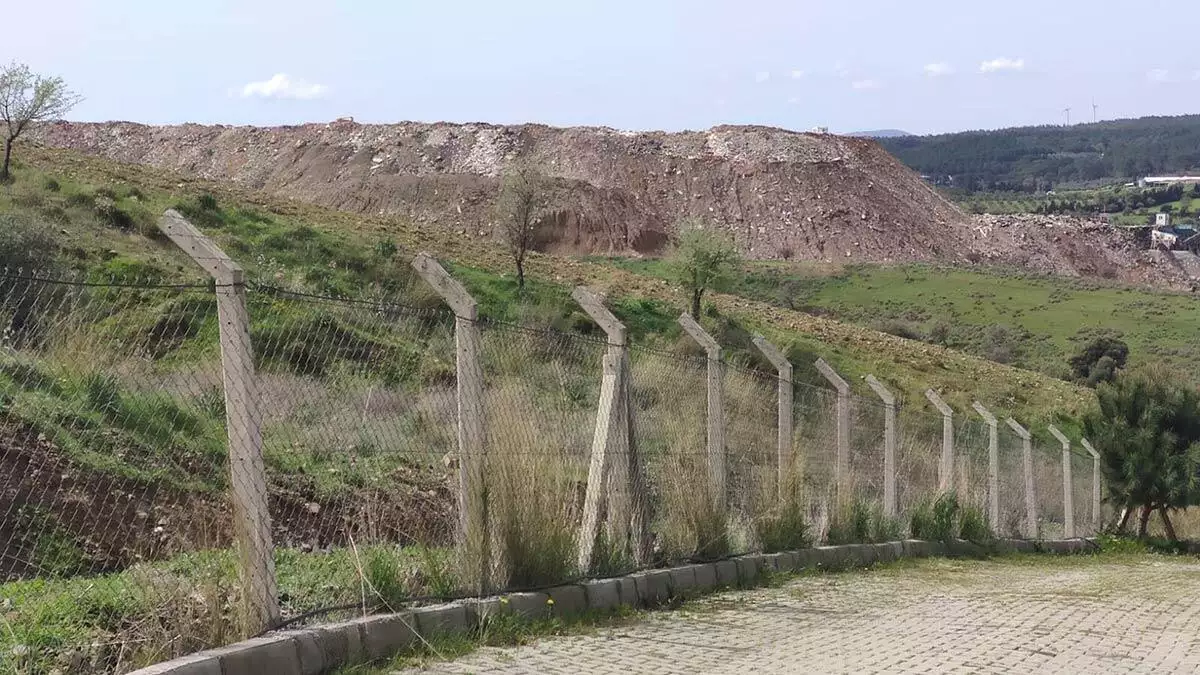 4 sitenin ortasına moloz döküm sahası