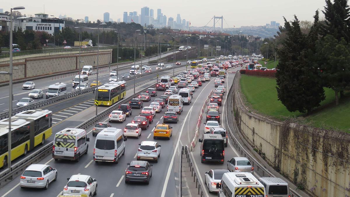 İstanbul Büyükşehir Belediyesi (İBB) trafik yoğunluk haritasına göre trafik yoğunluğu saat 07.50 itibariyle yüzde 49'u gördü.