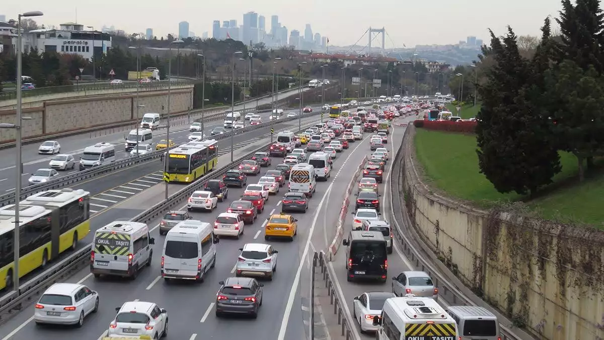 İstanbul büyükşehir belediyesi (i̇bb) trafik yoğunluk haritasına göre trafik yoğunluğu  saat 07. 50 itibariyle yüzde 49'u gördü.