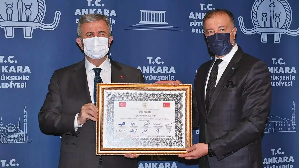 Ankara sivil toplum örgütleri platformu (astop) tarafından ankara büyükşehir belediye başkanı mansur yavaş'a vefa ödülü layık görüldü.