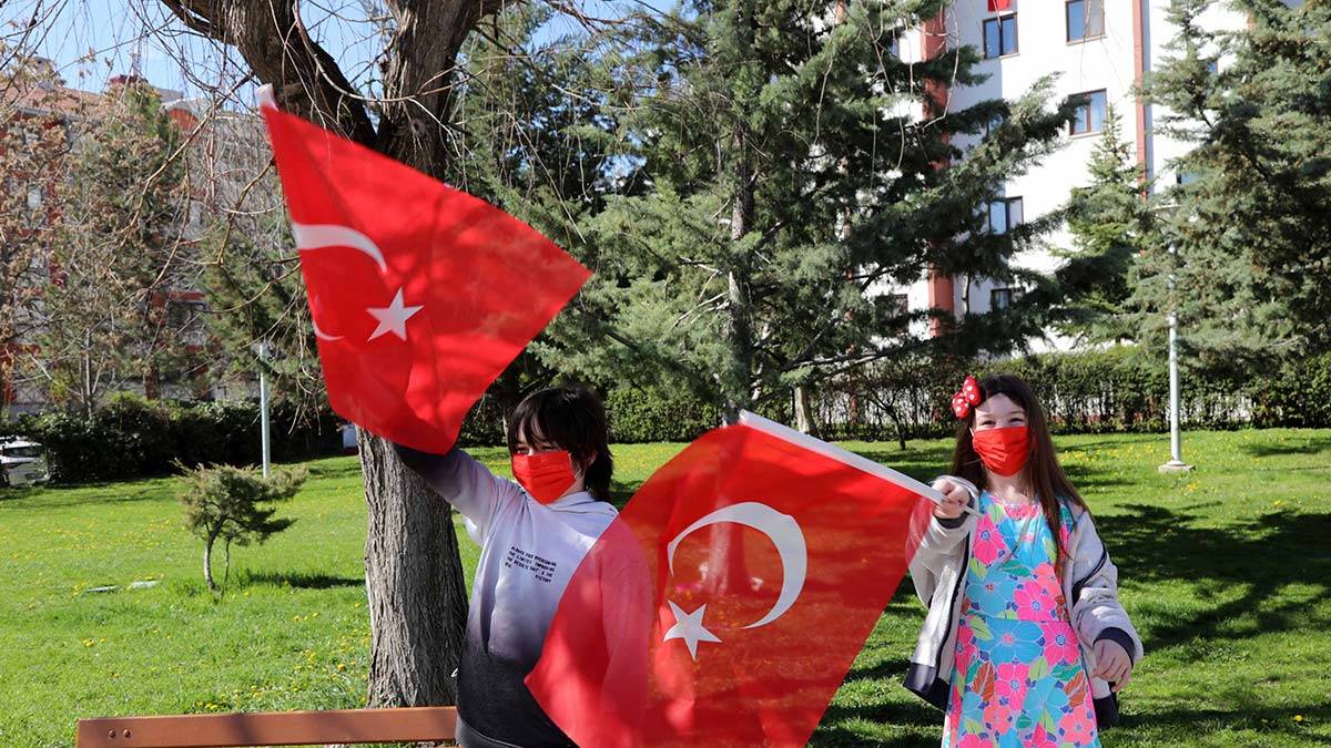 Çankaya Belediye Başkanı Alper Taşdelen, 23 Nisan Ulusal Egemenlik ve Çocuk Bayramı dolayısıyla Ata Park’ta düzenlenen törende bir Atatürk Anıtı’na çelenk bıraktı.