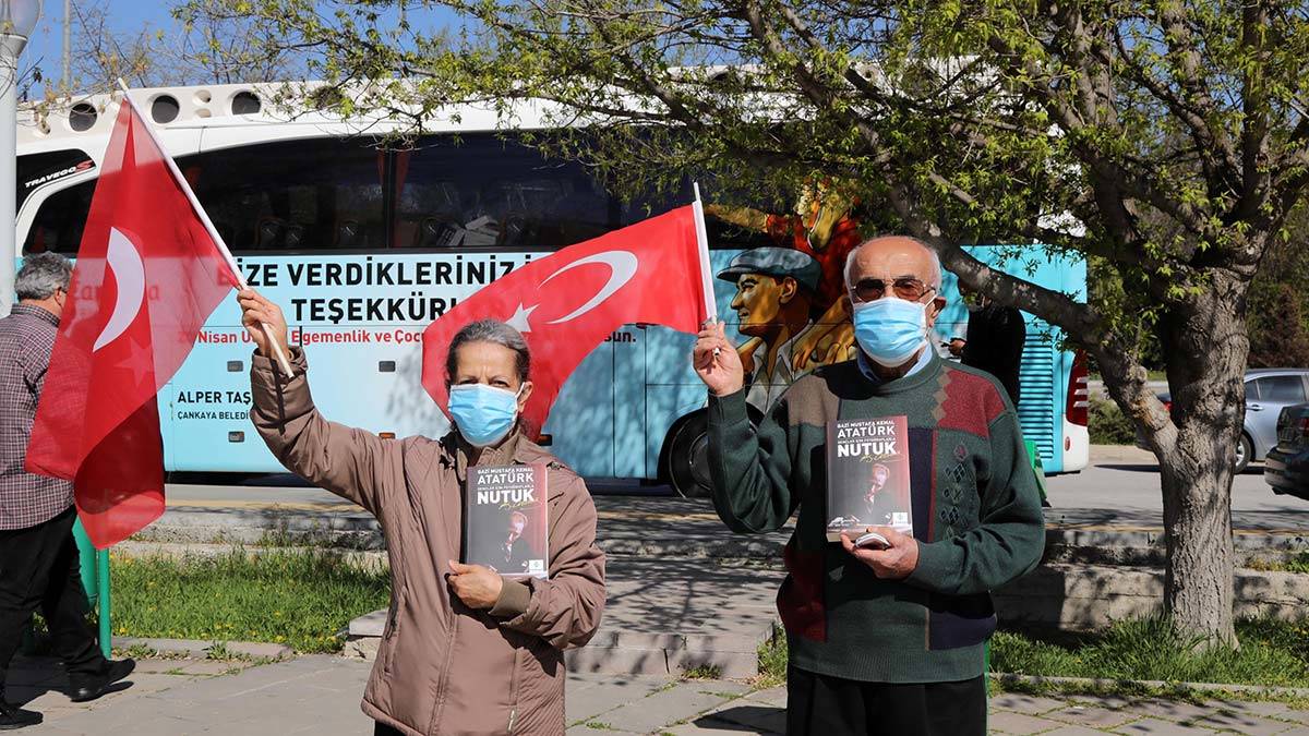 Koronavirüs pandemisi şartları nedeniyle kutlamaları evlerinde yapan çocuklar 23 Nisan'ı bayrama dönüştürdü.