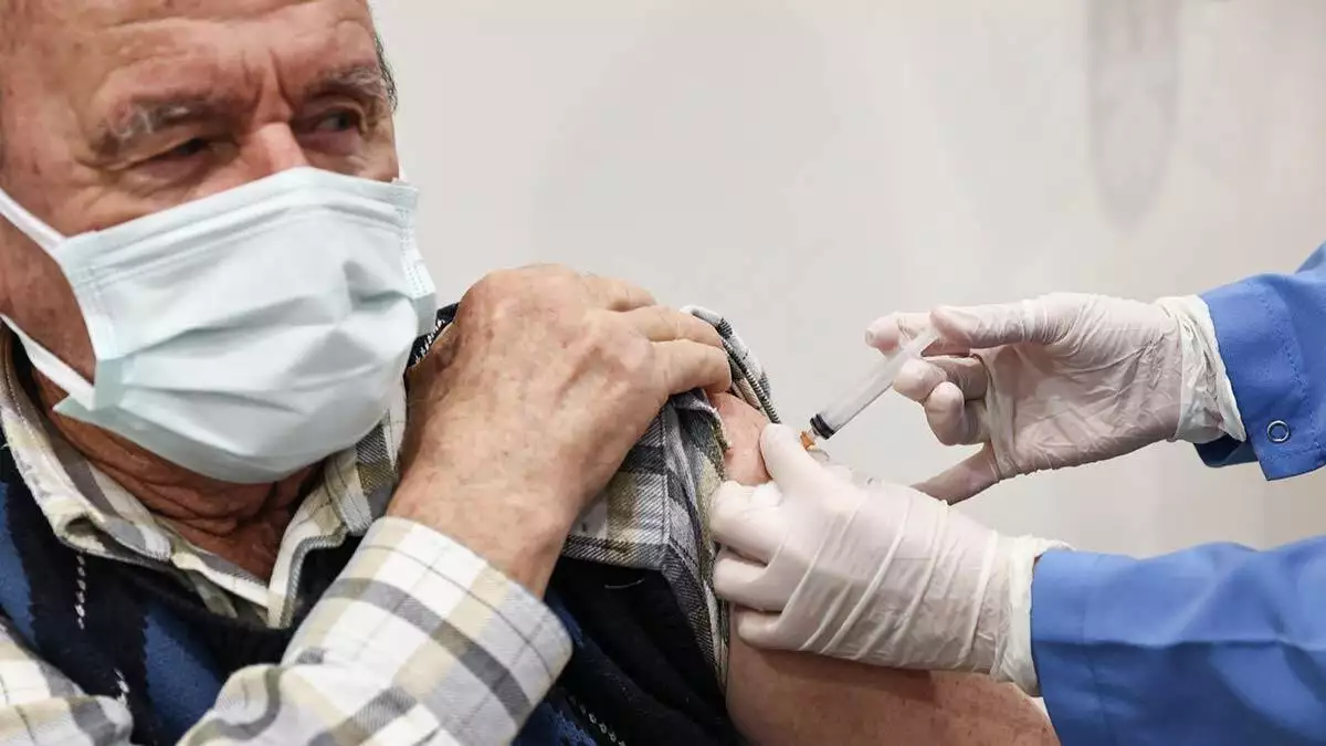 Sağlık bakanı fahrettin koca "aşı, maske ve mesafeden daha fazla korur. Biraz daha sabır" dedi.