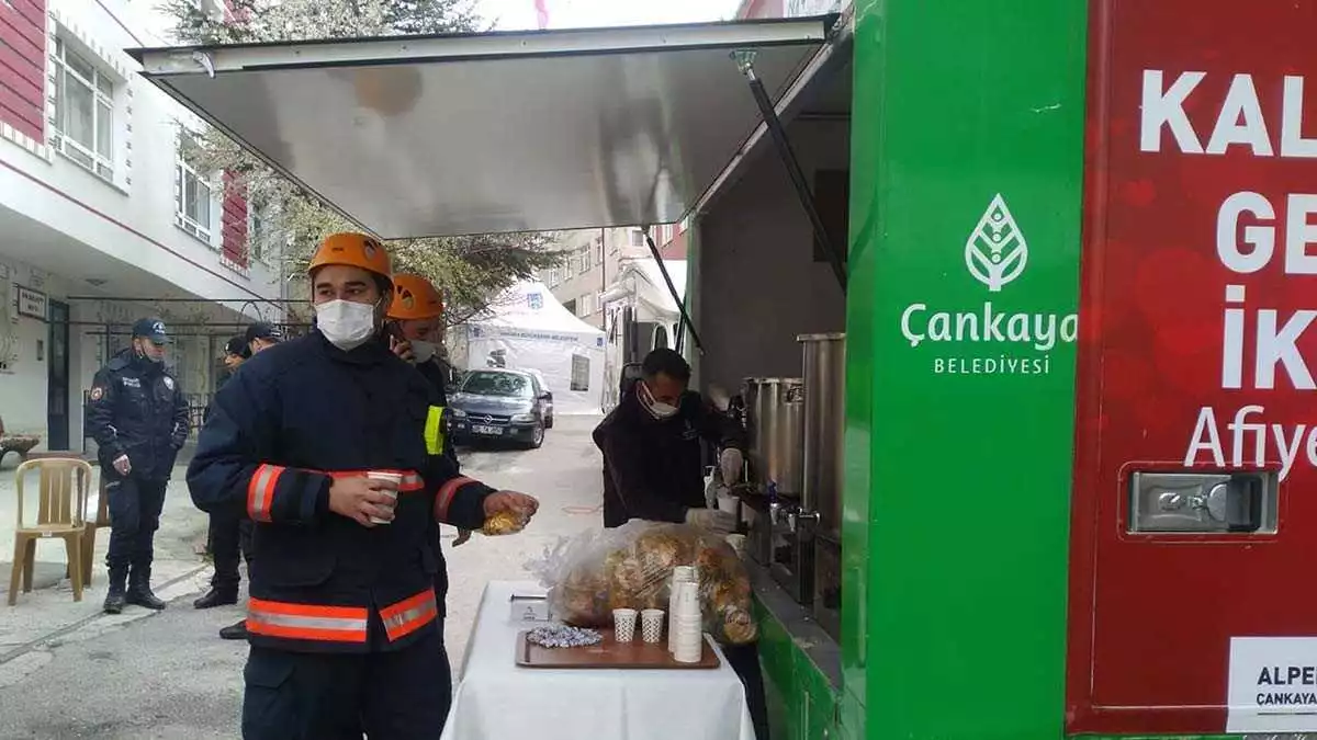 Çankaya belediye başkanı alper taşdelen, i̇leri mahallesi’nde temel kayması nedeniyle mağdur olan ailelere para yardımında bulunacaklarını bildirdi.