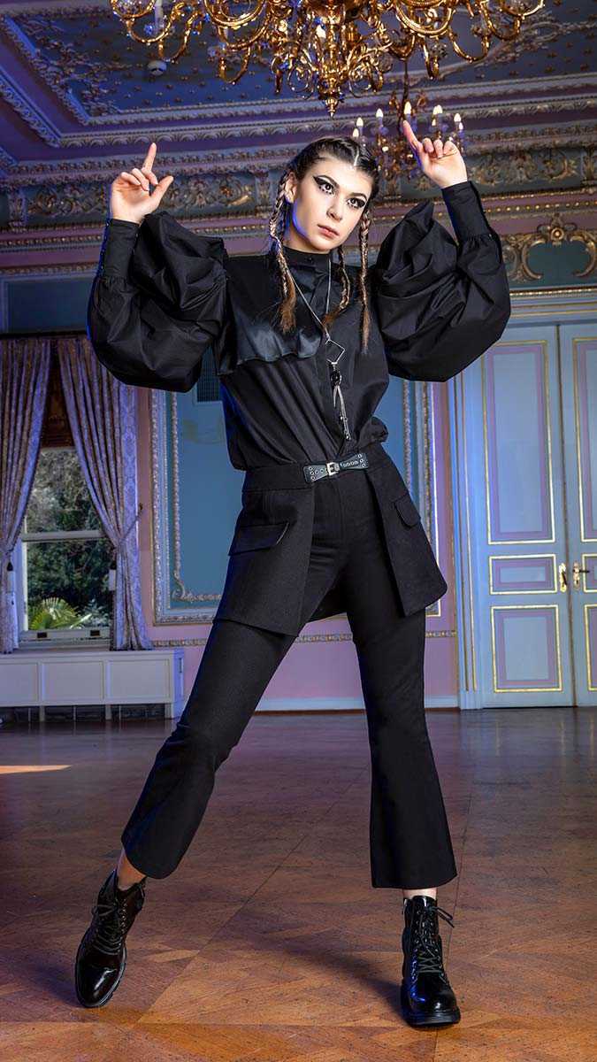 Koleksiyonun temasını Amerikan Korku Hikayeleri dizisindeki Cadılar Meclisi bölümünden ilham aldı. Üzerinde geliştirdiği hikayede feminizme, zamanında yaşamış olan ve topluma değer katmış önemli kadınlara yer verdi.