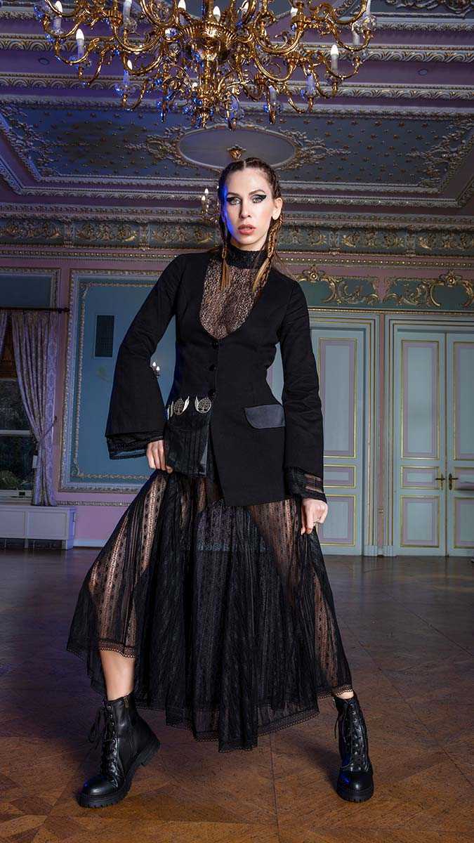 Koleksiyonda ağırlıkla ipek tafta, ipek saten, poplin, gabardin ve dantel kullanan tasarımcı, formlarda giyilebilir ve sürdürülebilirliği vurguladı. Detaylarda ise; metal mistik aksesuarlar, tamamlayıcı avant-garde kemerler ve mistik takılar hakimken, styling’i bütünleştiren dantel eldivenler, dantel çoraplar ve yüksek postallar hikayeye farklı bir yön verdi.