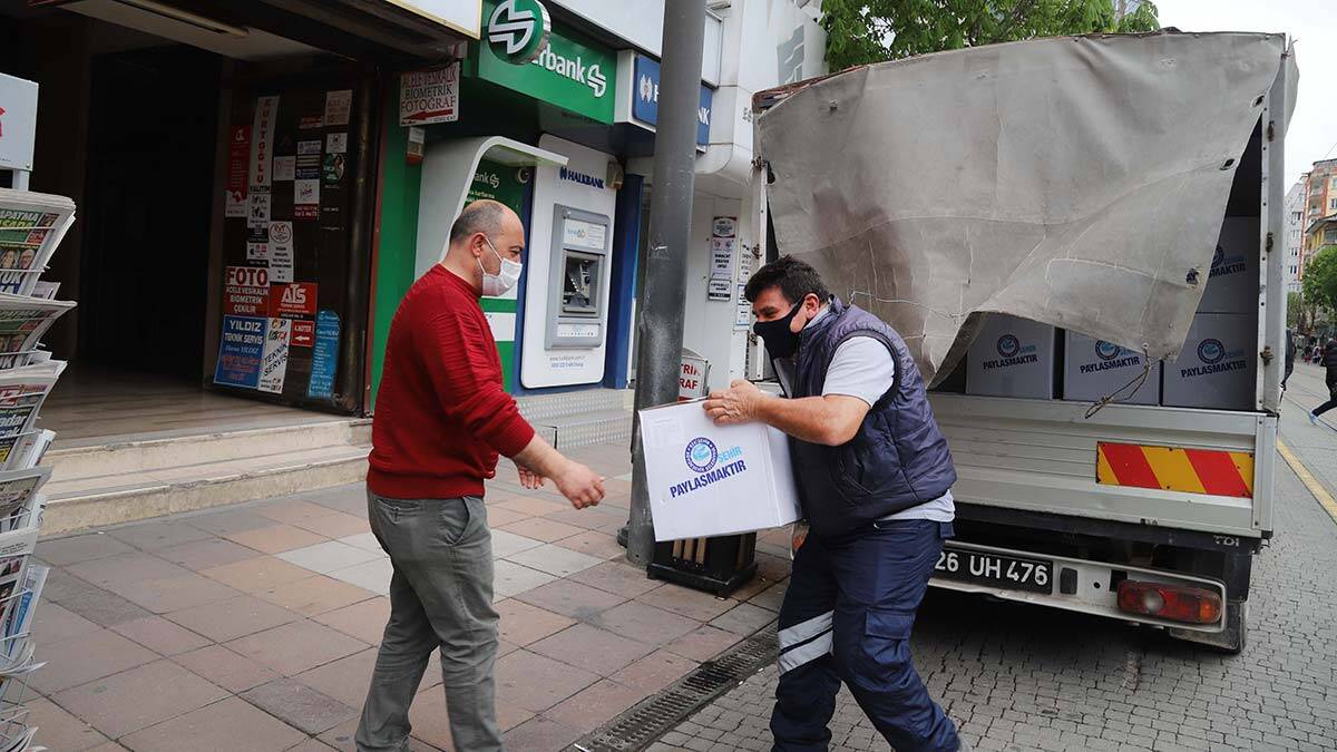 Ramazan Paylaşmaktır kolileri dağıtılıyor