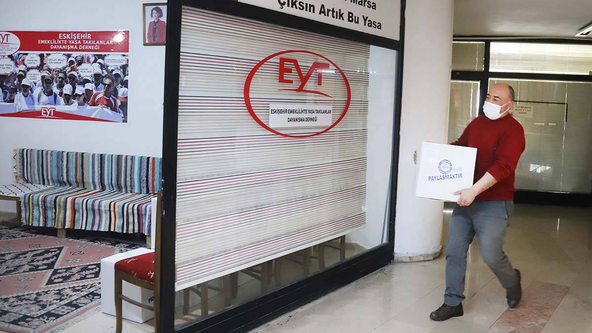 Ramazan Paylaşmaktır kolileri dağıtılıyor