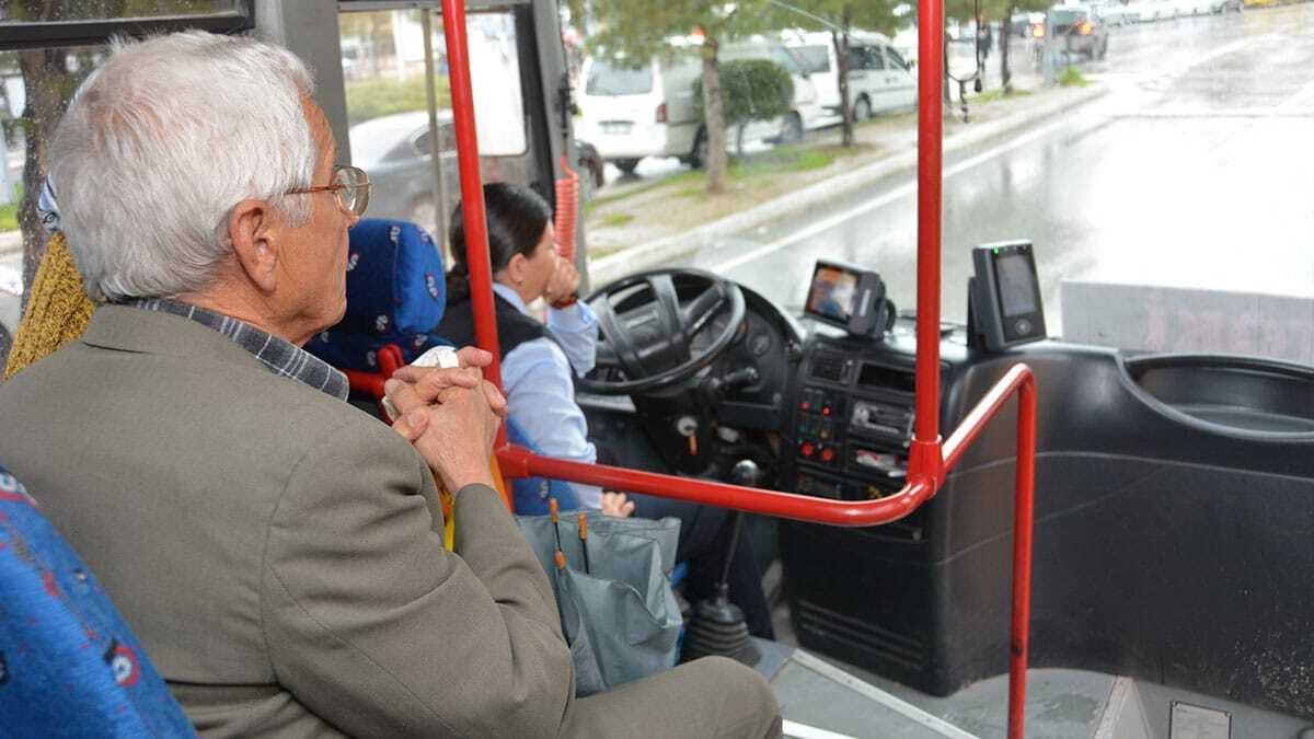 Hafta içi günlerde; 65 yaş ve üzeri vatandaşlar 10.00 ile 14.00 saatleri arasında, 18 yaş altı vatandaşlar ise 14.00 ile 18.00 saatleri arasında sokağa çıkabilecek. 65 yaş üstü ve 18 yaş altı vatandaşların hafta içi ve hafta sonu günlerinde şehir içi toplu ulaşım araçlarını kullanamayacak.