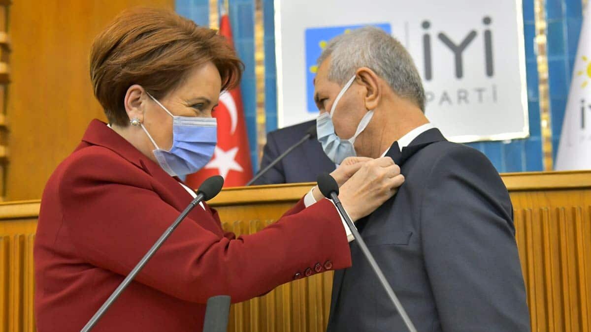 Türkiye Kamu-Sen eski Genel Başkanı Resul Akay, İYİ Parti’ye katıldı. Akay’ın parti rozetini İYİ Parti Genel Başkan Meral Akşener taktı.