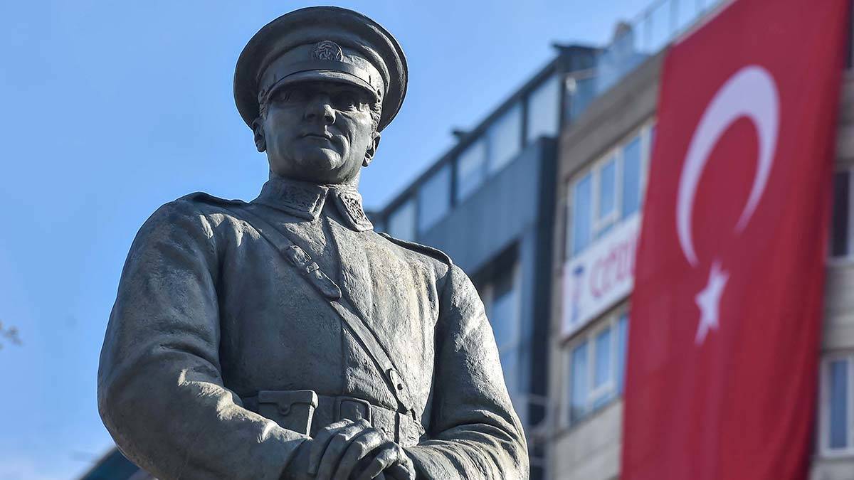 Pandemi sürecinin devam etmesi nedeniyle Ankara Metro Sanat Galerisi çocuklara özel resim sergisine ev sahipliği yaparken, 23 Nisan nedeniyle Başkent Metrosu’nda marşlar çalındı.