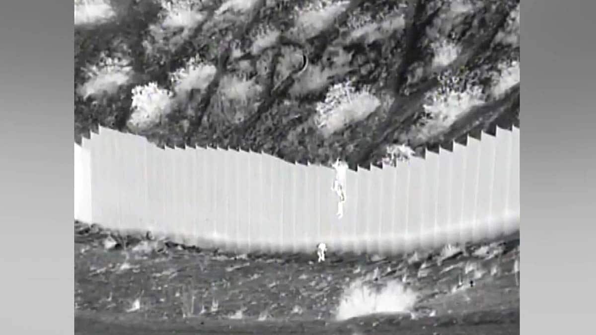 Meksika sınırında duvardan atılan kardeşler ailesine kavuşacak