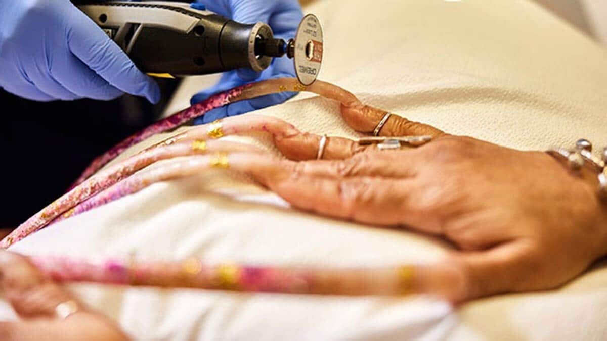 Ayanna Williams tırnaklarını kestirdi