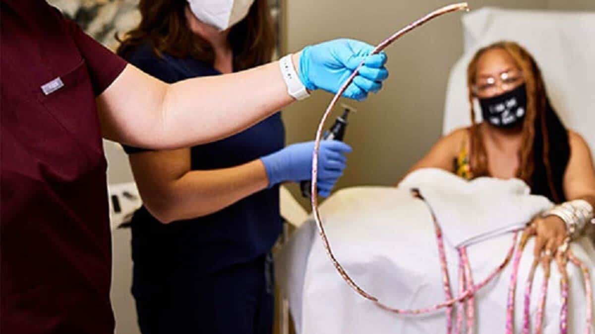 Dünyadanın en uzun tırnaklara sahip ünvanını 2017'de elde eden Ayanna Williams tırnaklarını kestirdi. Tırnaklarını 20 saat manikür yaptırıyordu.