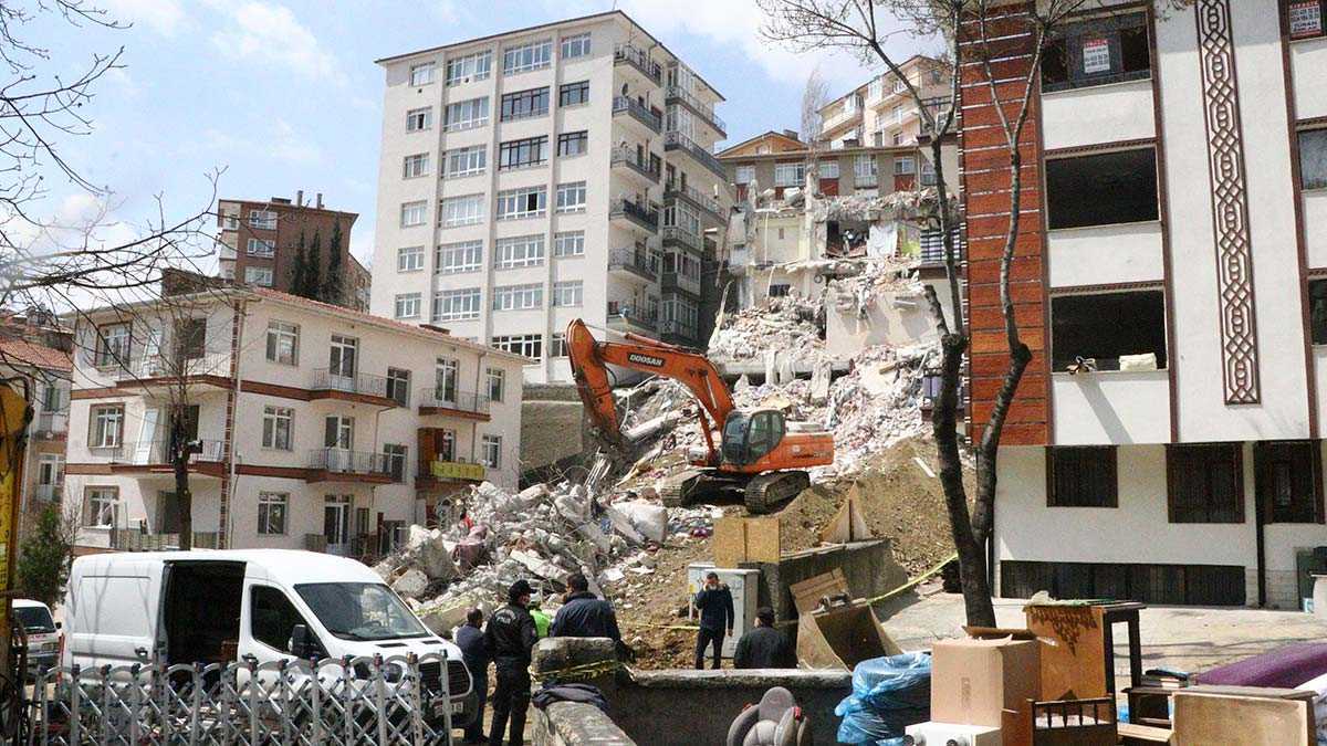 Ankara'da, yanındaki inşaat çalışması nedeniyle hasar görerek, yıkılan açelya apartmanı çökmesi lazer tarayıcıyla tespit edildi.