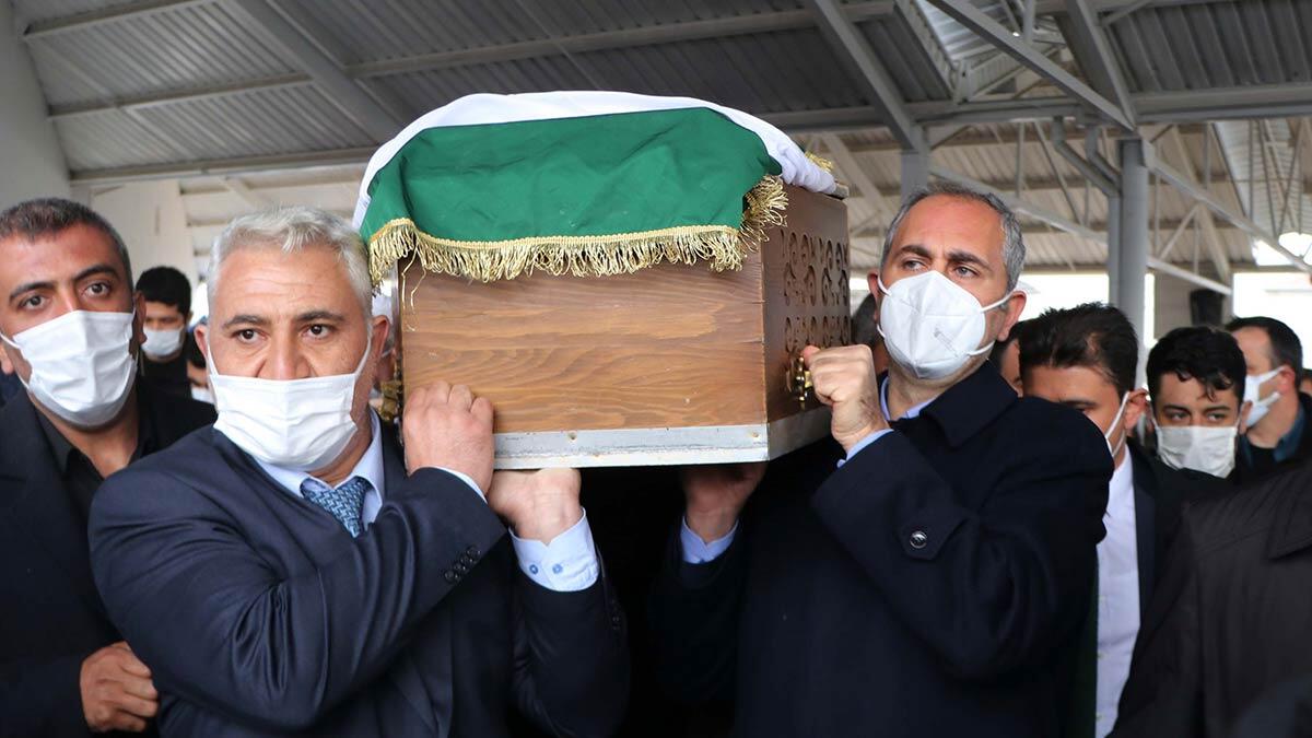 Adalet Bakanı Abdulhamit Gül'ün annesi Saliha Gül, tedavi gördüğü Ankara Şehir Hastanesi'nde hayatını kaybetti.