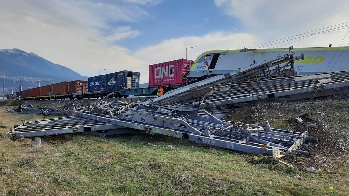 Yük trenleri çarpıştı, vagonlar raydan çıktı