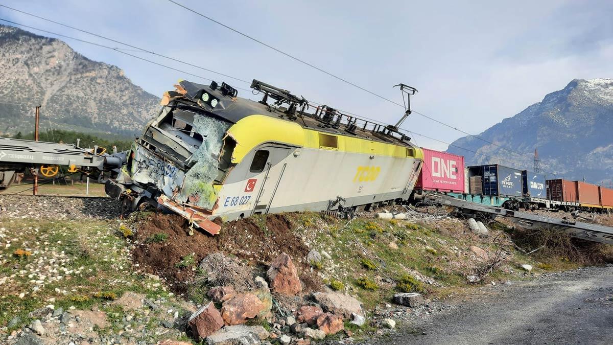Yük trenleri çarpıştı, vagonlar raydan çıktı