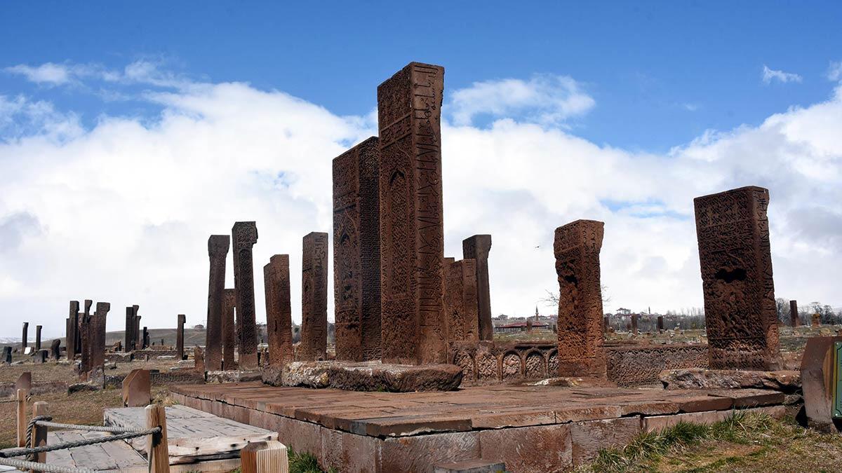 Ahlat'ın anıt mezarları ‘Tarihin Görgü Tanıkları Ahlat Mezar Taşları Ayağa Kalkıyor’ projesi ile dünyaya tanıtılacak.