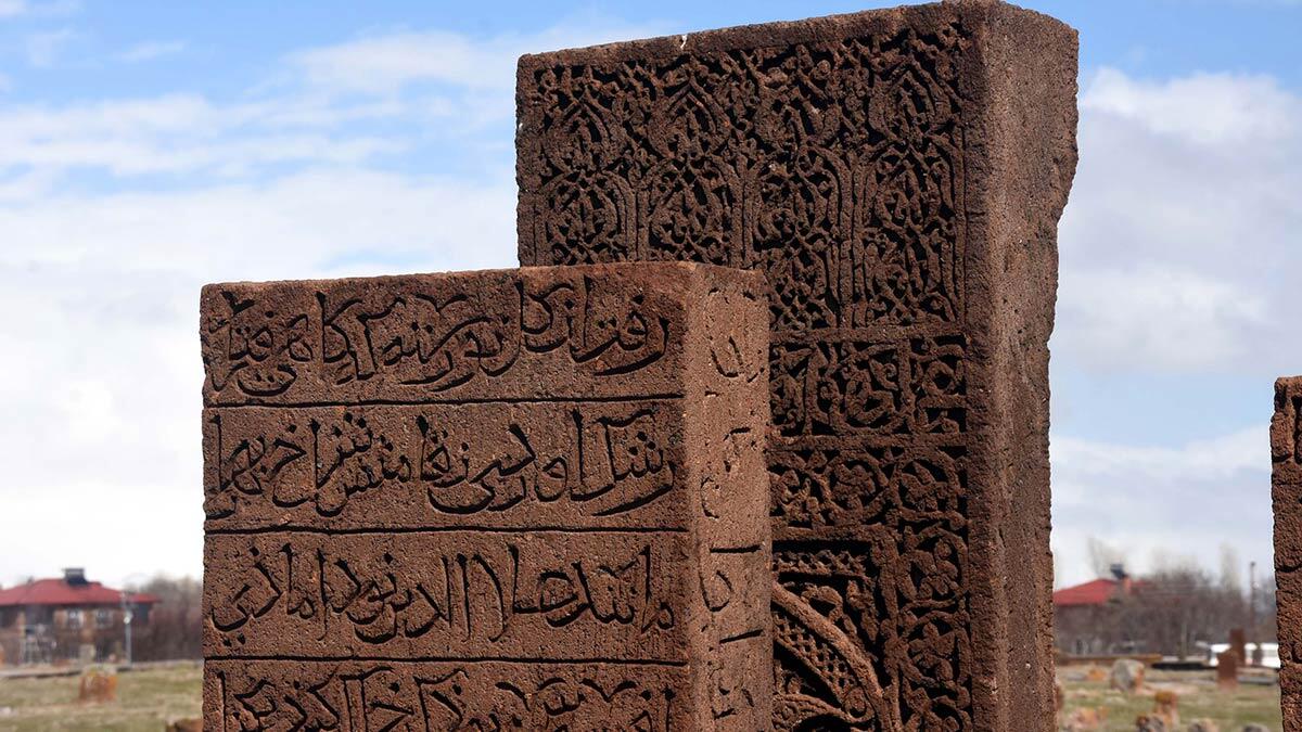 Bitlis’in Ahlat ilçesinde bulunan ve dünyanın en büyük Türk-İslam mezarlığı olarak nitelendirilen Selçuklu Meydan Mezarlığı'nın mezar taşları, hazırlanan ‘Tarihin Görgü Tanıkları Ahlat Mezar Taşları Ayağa Kalkıyor’ projesi ile dünyaya tanıtılacak.