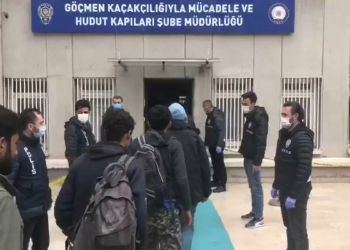 17 kişilik minibüsten 40 düzensiz göçmen çıktı