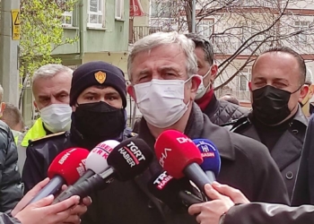 Temeli kayan apartmanda yıkım başladı