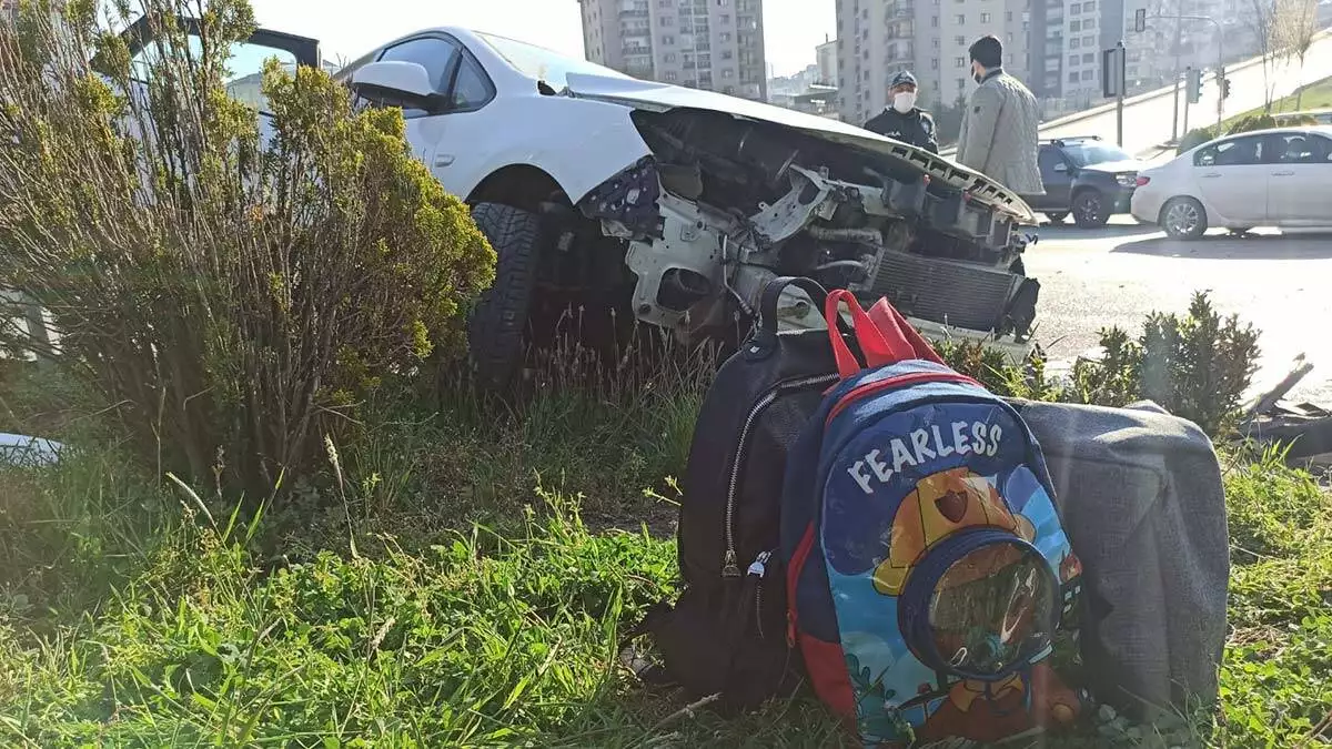 Ankara'da 2 otomobil kafa kafaya çarpıştı