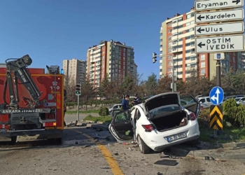 Ankara'da 2 otomobil kafa kafaya çarpıştı
