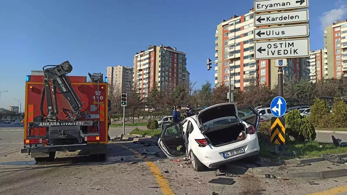 Ankara'da 2 otomobil kafa kafaya çarpıştı