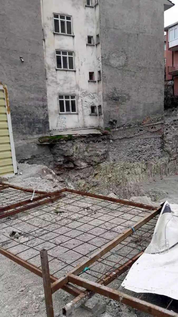Ankara'da toprak kayması nedeniyle 3 katlı saadet apartmanı'nı çökme riskine karşı tahliye edildi.