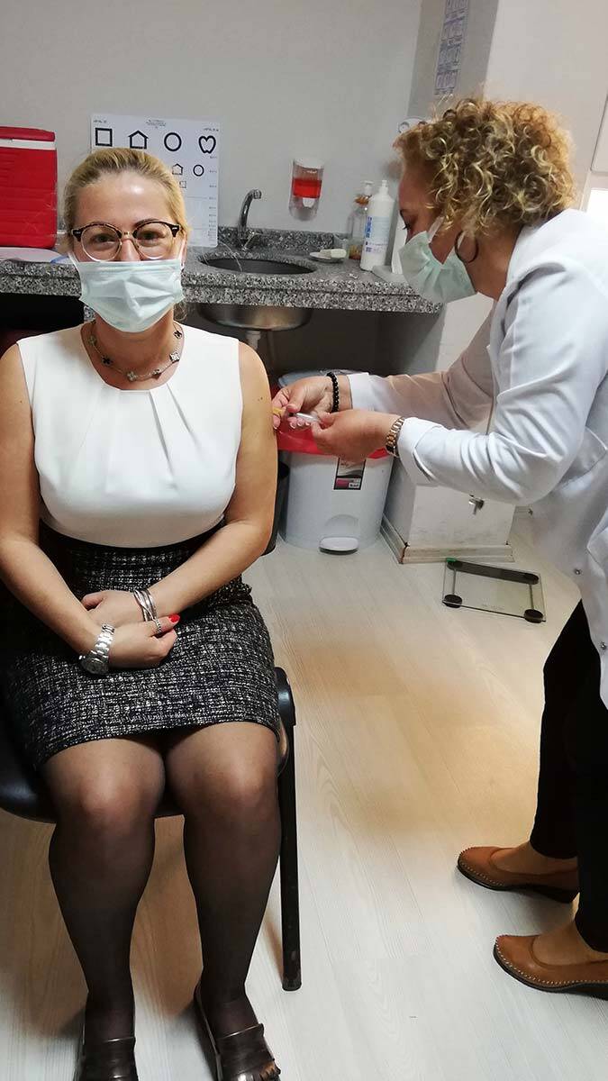 Antalya'da toplam 639 bin 954 kişiye aşı uygulandığını belirten Dr. Ünal Hülür, Bu hastalığa karşı en güçlü silahımız aşılanmadır" çağrısında bulundu.