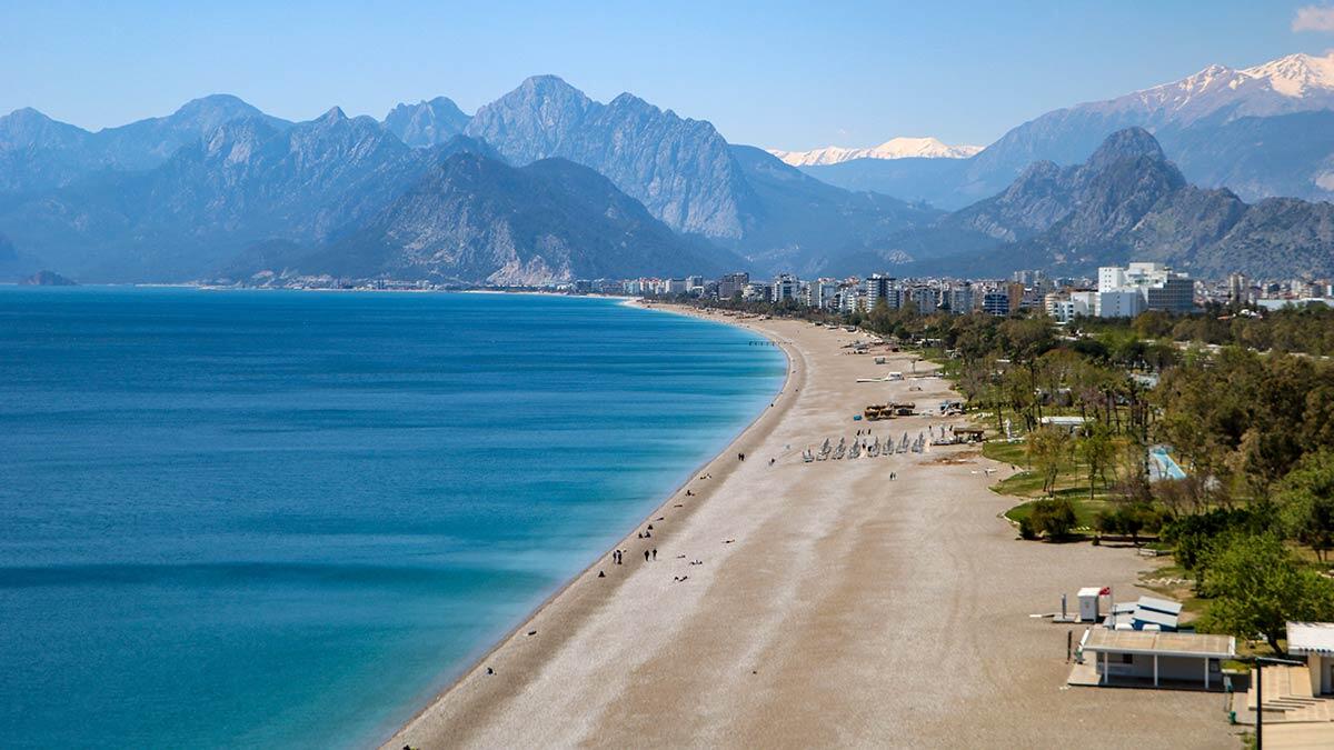 Antalya'da güneşli havanın tadını turistler çıkardı 