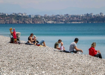 Antalya'da güneşli havanın tadını turistler çıkardı