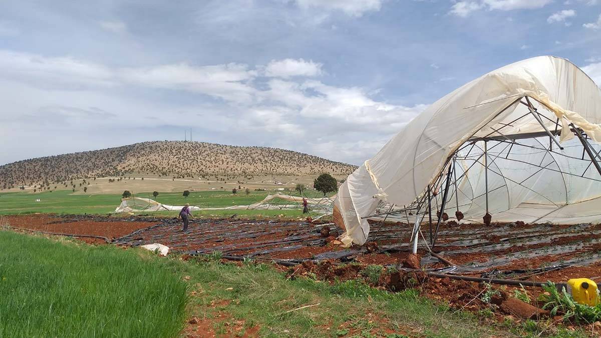 Antalya'da hortum; sera yıkıldı