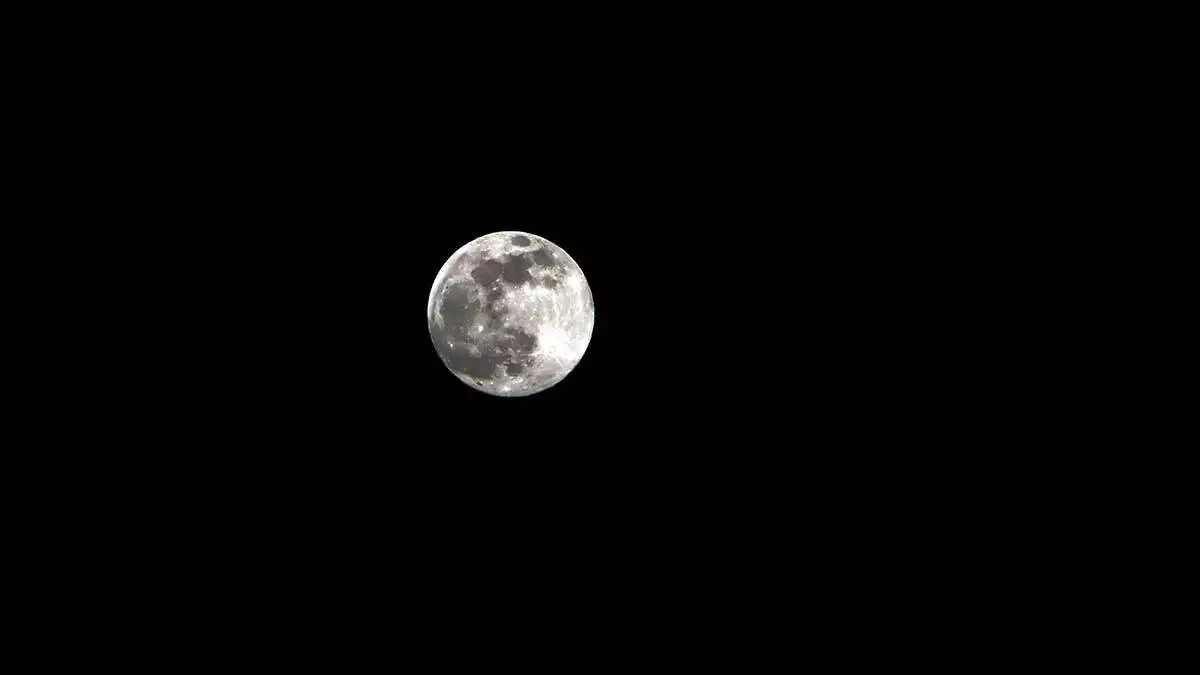 Ayın dünyaya en yakın konumda olduğu, normalden daha parlak ve büyük gözlemlendiği süper ay antalya'da ilgiyle izlendi.